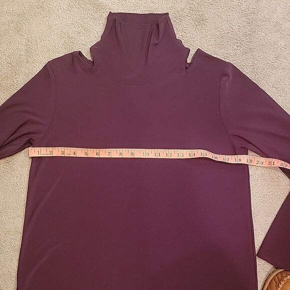 Ciara Sun Woo dk purple color cold shoulder tunic - Picture 4 of 8